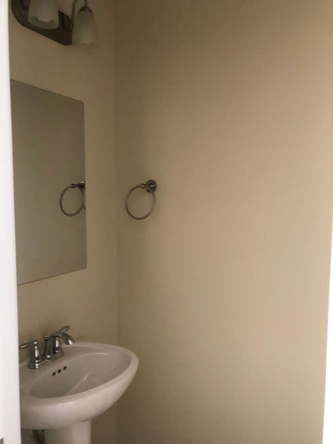 Building Photo - 3 bedroom, 2.5 bath town-home,near TAFB