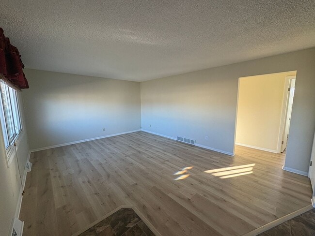 Building Photo - 3 bedroom 2 bathroom house