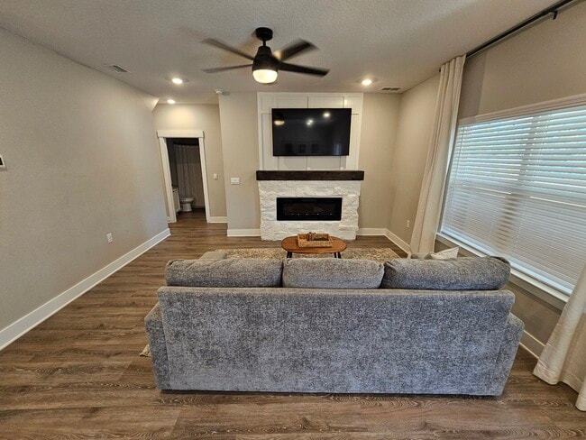 Building Photo - 5825 Danbury Blvd