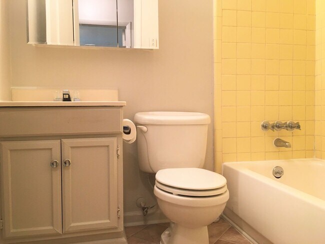 Building Photo - Charming 3 Bedroom, 2 Bath with Sunroom