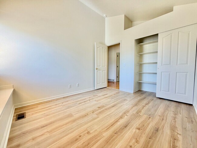 Building Photo - 717 E Hundley Hvn Cir