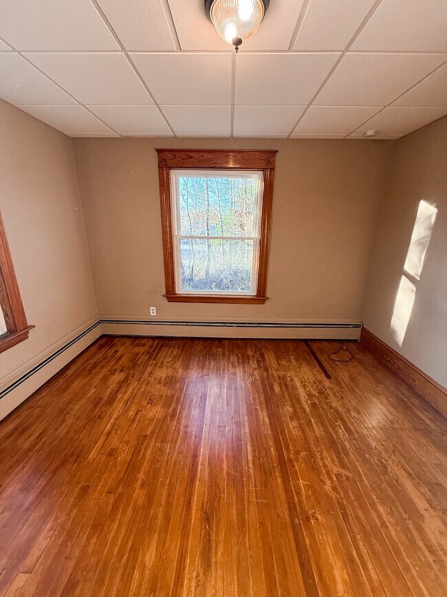 Building Photo - 584 Pleasant St