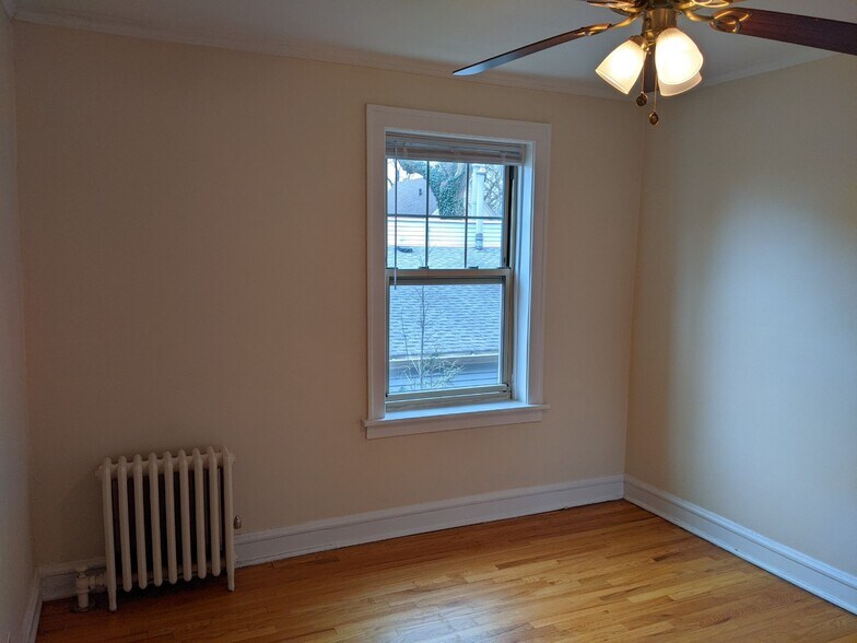 Building Photo - 914 Crain St