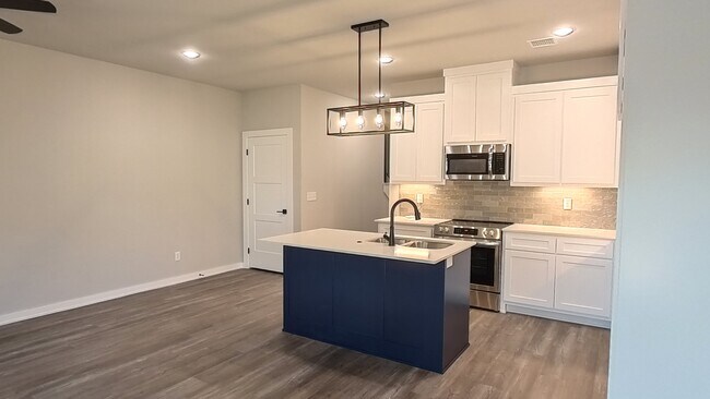 Building Photo - 507 W Fort Worth St