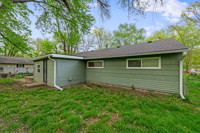Building Photo - AVAILABLE NOW! 5 Bedrooms, 2 Bathrooms in ...