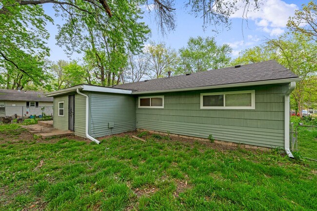 Building Photo - COMING SOON! 5 Bedrooms, 2 Bathrooms in Ka...