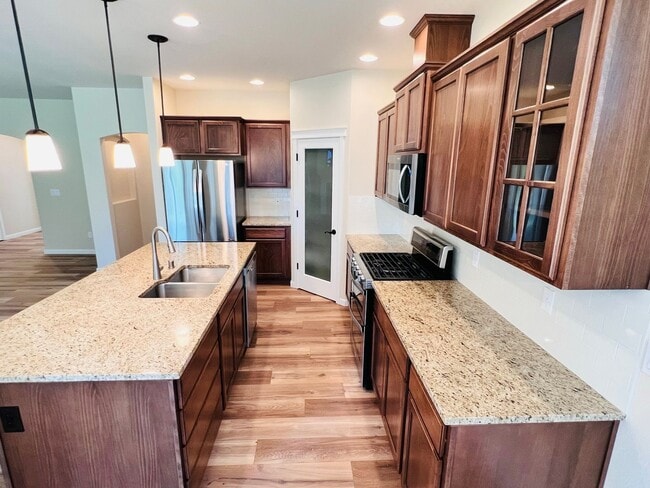 Building Photo - Stunning 5 bedroom W/Bed & Full Bath on Main Floor