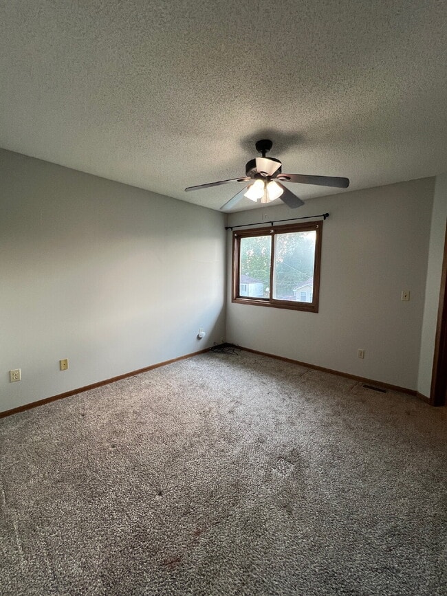 Building Photo - Recently Renovated 2Br / 1.5Ba Home with D...