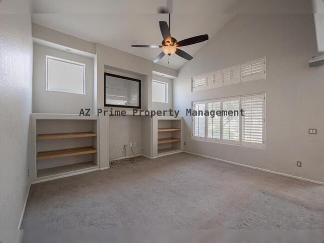 Building Photo - 873 W Tremaine Ave