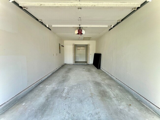 Building Photo - Unfurnished 2 BR condo Annual Rental in Ti...