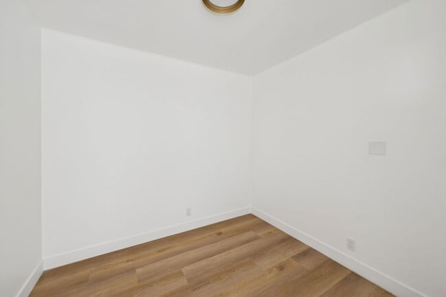 Building Photo - 1008 N Stanley Ave