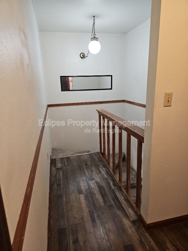 Building Photo - 9 River Dr