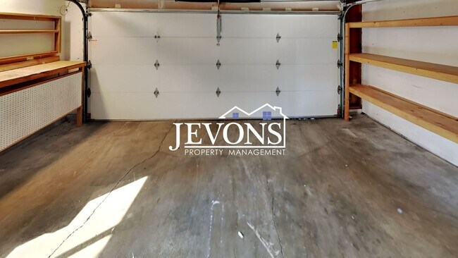 Building Photo - $900 Rent Credit | 3-bedroom single-family home near Randall Park with access to schools, shoppin...