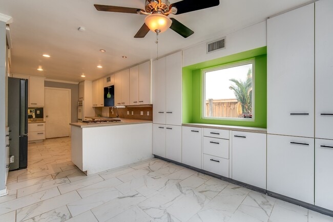 Building Photo - 3927 Pleasant Valley Dr