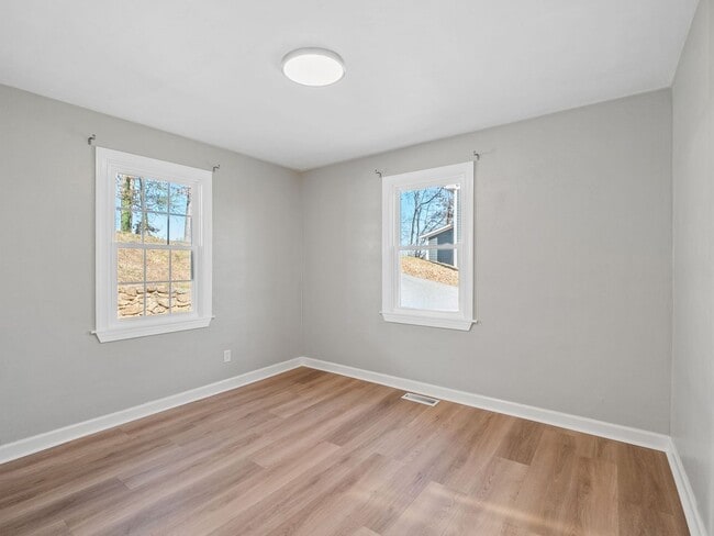 Building Photo - 2 Bedroom, 1 Bathroom newly renovated home for rent off Williamson Rd!