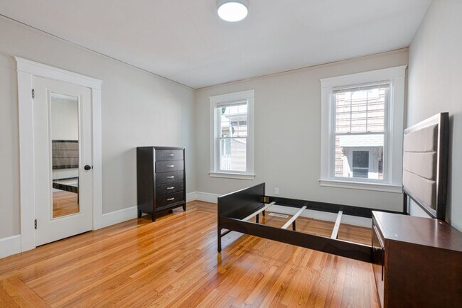 Building Photo - 4 Bed Gorgeous Unit Near PC / Elmhurst (Available 6/1/2026)
