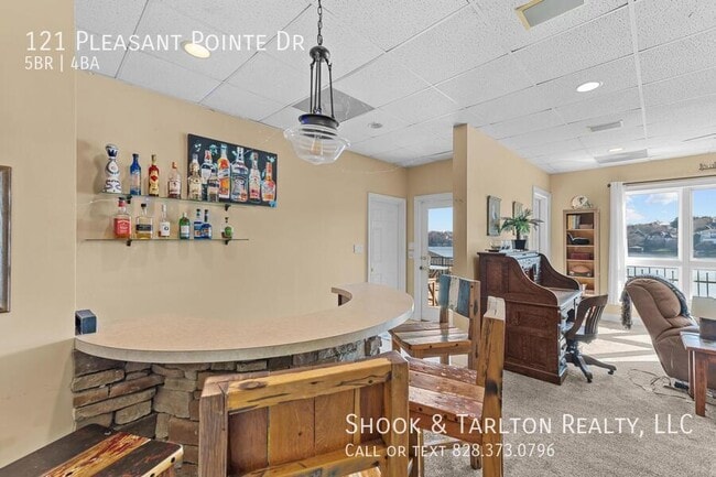 Building Photo - 121 Pleasant Point Dr