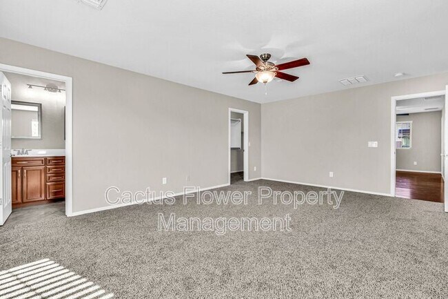 Building Photo - 2544 E Vermont Dr