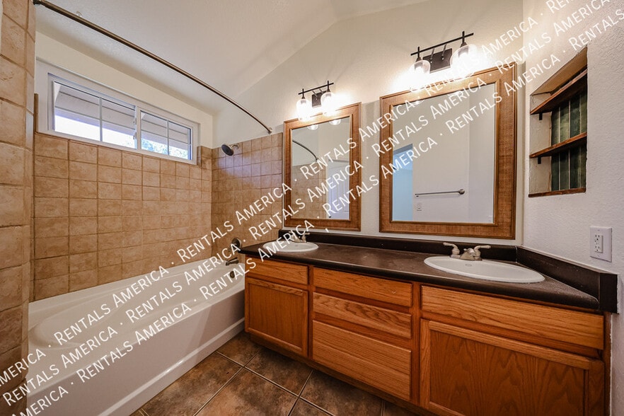 Building Photo - 1140 N Cambridge St