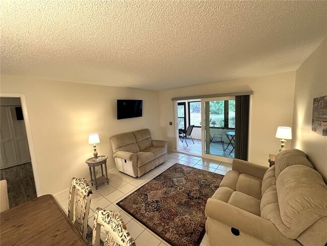 Building Photo - 645 Woodlawn Dr