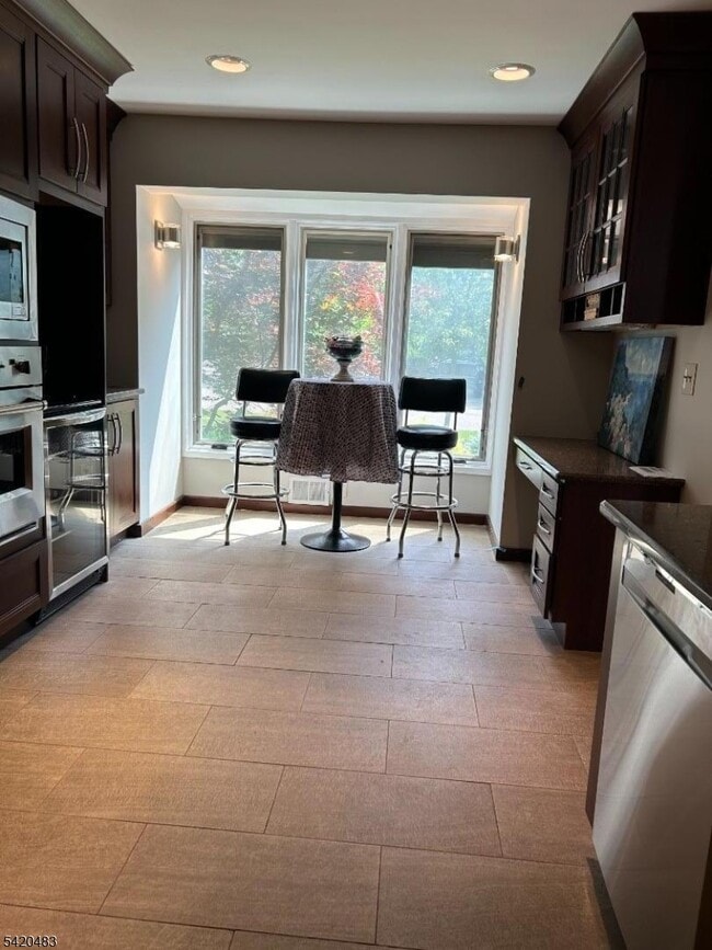 Building Photo - 220 Butternut Dr