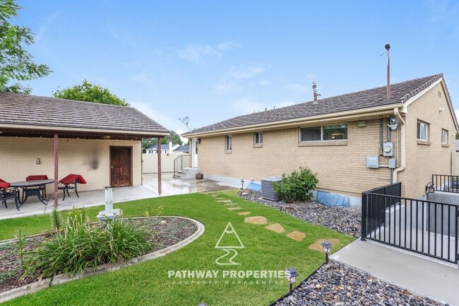 Building Photo - Well-Maintained 4 Bed / 2 Bath Single-Family Home with Separate Mother-In-Law Apartment – South S...