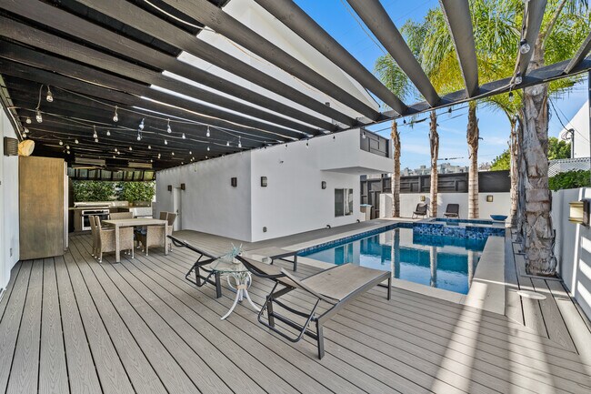 Building Photo - 355 S Sycamore Ave