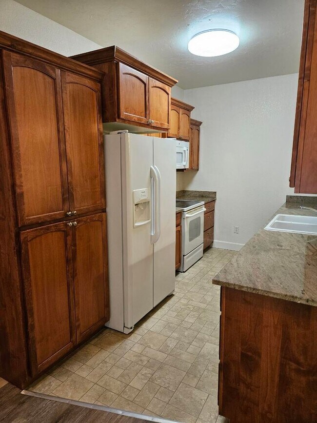 Building Photo - Beautiful 2 Bedroom Condo Avail 9/2