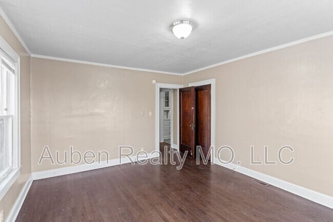 Building Photo - 5303 Charlotte St