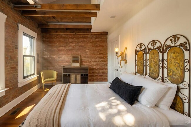 Building Photo - 152 E McMicken Ave