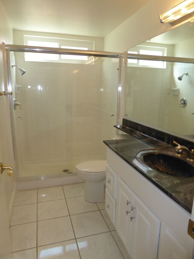 Building Photo - 3 Bedroom Pool Home in Canyon Country!