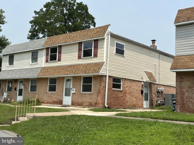 Building Photo - 2625-2627-2627 Parkside Terrace