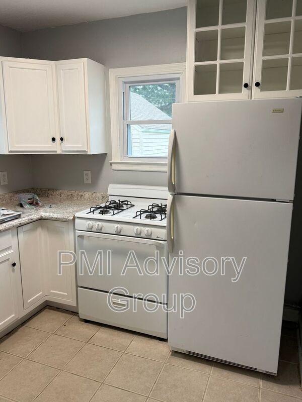 Building Photo - 608 SW Medford Ave