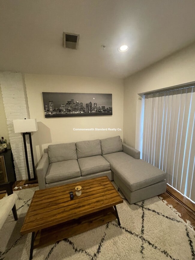 Building Photo - 550 E 3rd St