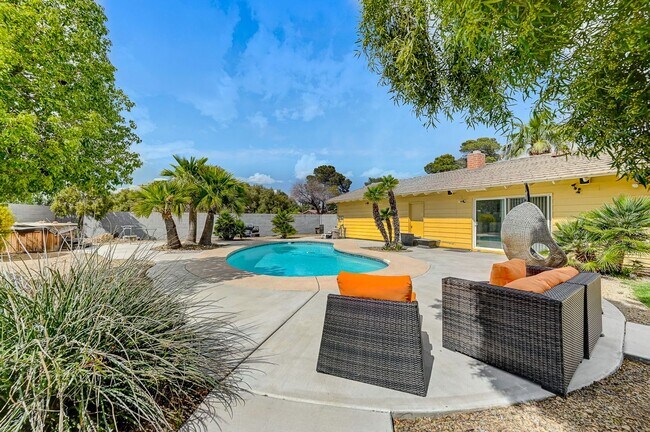 Building Photo - Stunning Vintage Vegas Pool Home on almost...