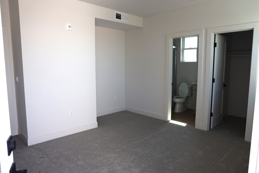 Bedroom with Ensuite and WIC - 919 39th Ave