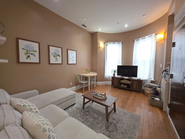 Building Photo - Convenient South End Location, Central Heat/AC, In-Unit Washer and Dryer, Private Deck.