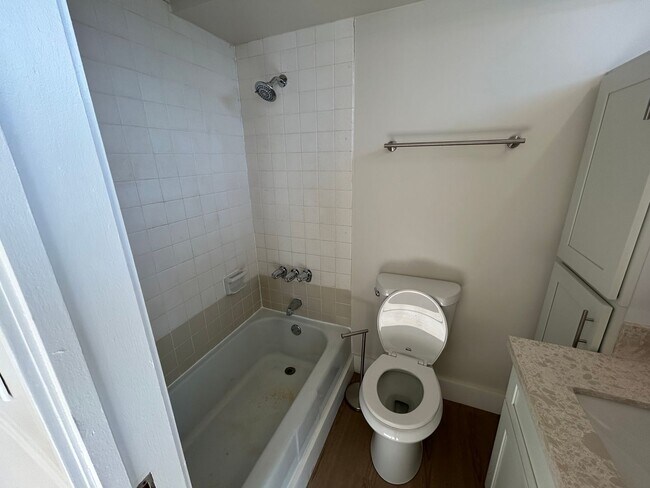 Building Photo - Crescent Park, 2 bedroom, 2 bathroom, with washer/dryer in apartment, Huge Diamond Head view from...