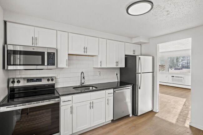 Building Photo - 2 Bed/1 Bath RENOVATED Apartment located i...