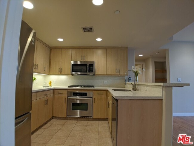 Building Photo - 5143 White Oak Ave