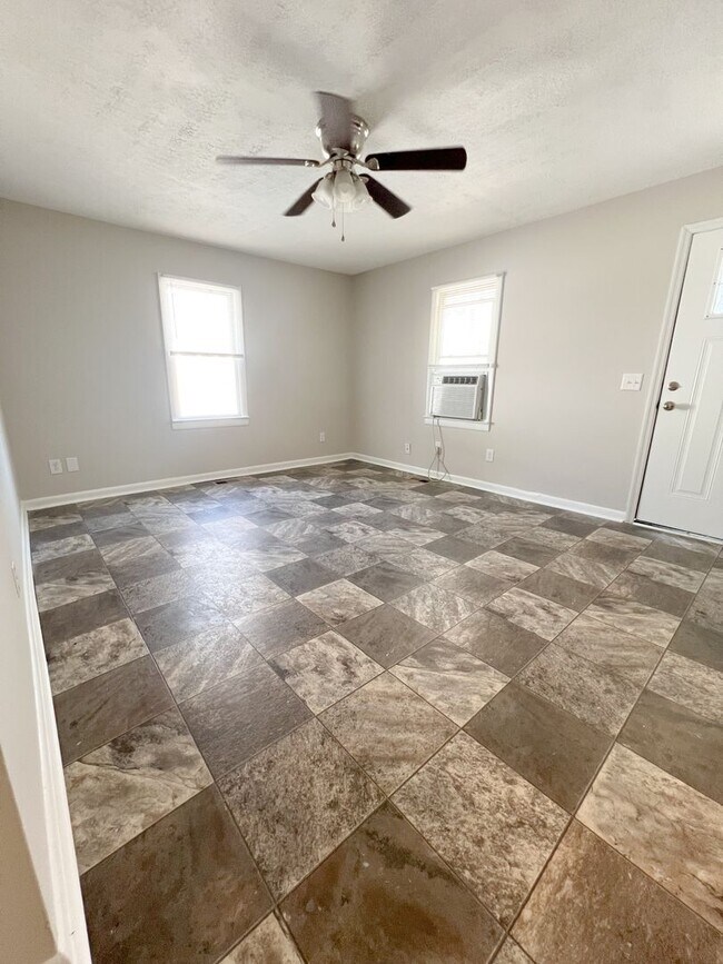 Building Photo - Single-Family Home Downtown--No Breed Restrictions!