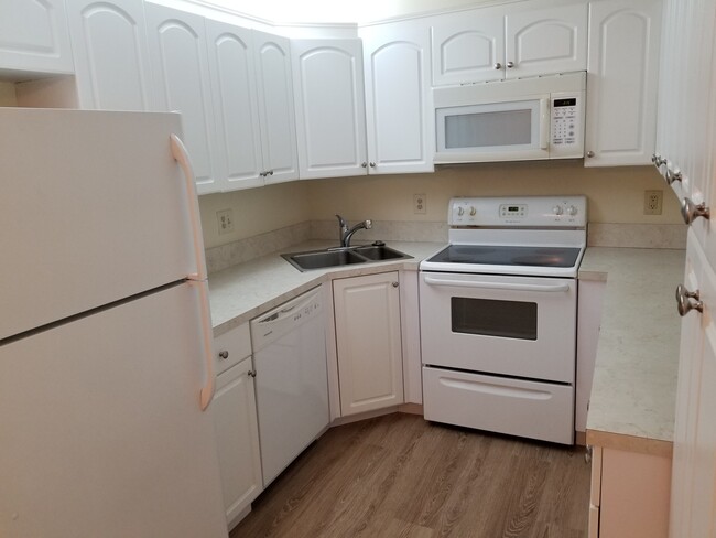 Kitchen - 1995 SW Silver Pine Way