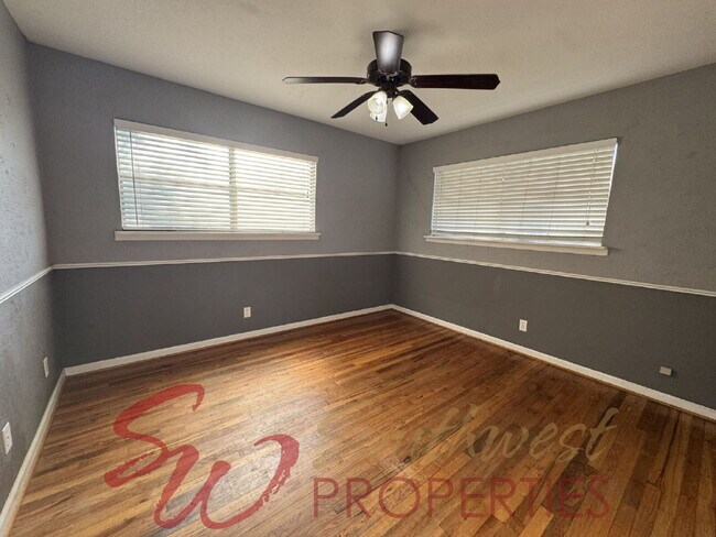 Building Photo - 3 bedroom  1 1/2 baths featuring large bedrooms and fenced yard!