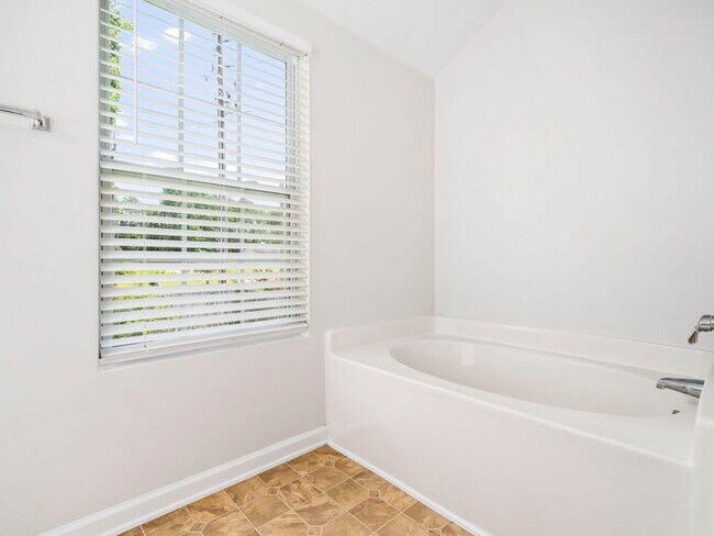 Building Photo - Spacious and Move-In Ready Home! - Fenced Yard!