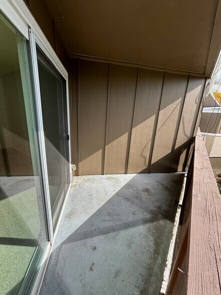 Building Photo - 8585 SW Canyon Ln
