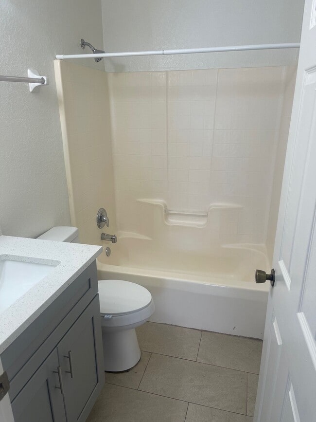 Building Photo - 4 Bedroom 2 Bath