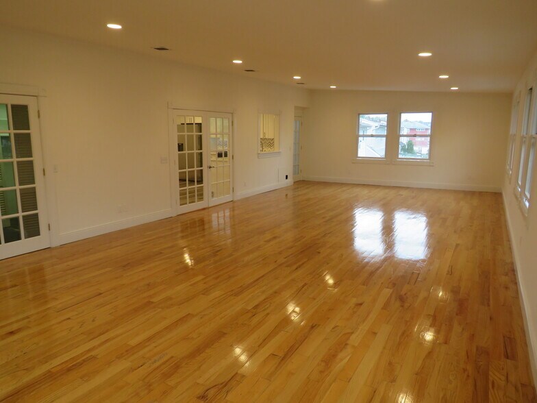 Family/Living Room - 84 Corabelle Ave