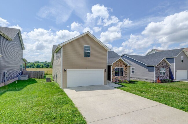 Building Photo - Sharp 3 bed 2 bath with Bonus room and nice fenced yard.