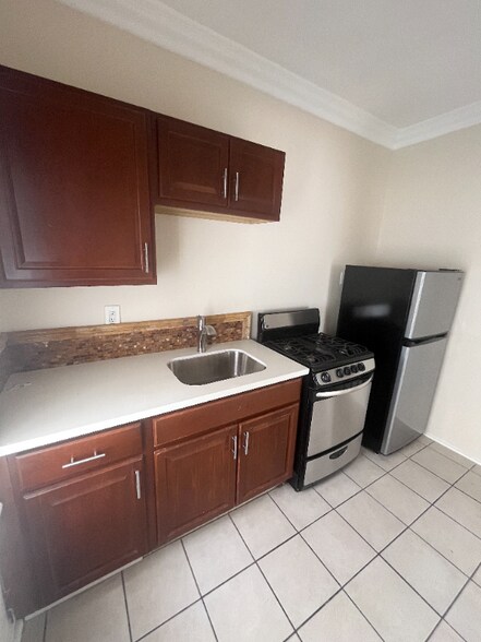 Building Photo - 744 Pine Ave