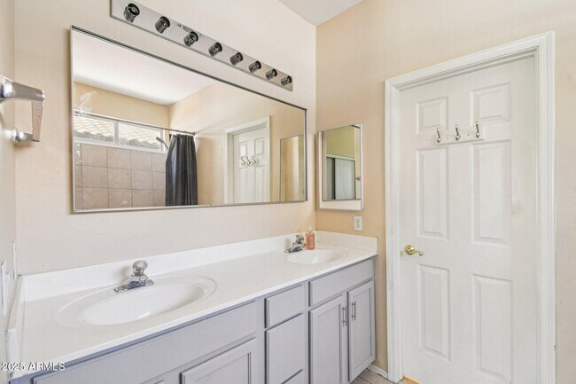 Building Photo - 2633 E Calle Del Norte Dr